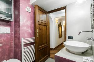 um banheiro com uma pia branca e um vaso sanitário em Charming Pantheon Apt in the heart of Rome em Roma mais 34 fotografias