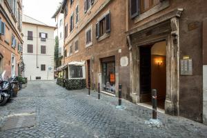 uma rua de paralelepípedos em uma cidade com prédios em Charming Pantheon Apt in the heart of Rome em Roma