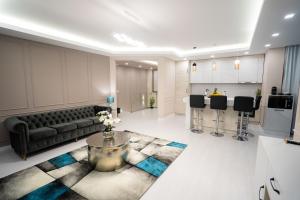 una sala de estar con un sofá y una mesa en SHIMresidence LUXURY, en Rădăuţi