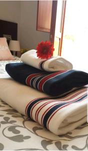 a pile of blankets sitting on top of a bed at El BALCÓN de PILAR in Zaragoza