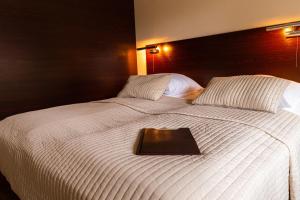 - un lit blanc avec un plateau dans l'établissement Camping Motel WOK, à Varsovie