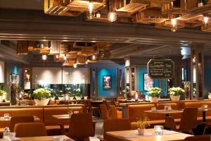 ein Restaurant mit Tischen und Stühlen und einer Bar in der Unterkunft Hotel Buck in Bad Urach