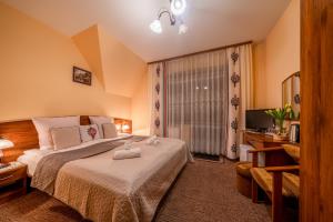 Habitación de hotel con cama y ventana en Willa u Zwijaczy, en Zakopane