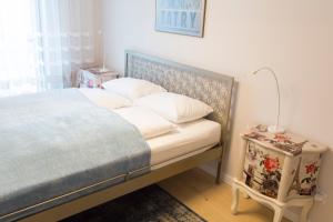 1 dormitorio con 1 cama y 1 lámpara en una mesa en Chopin Apartments, en Cracovia