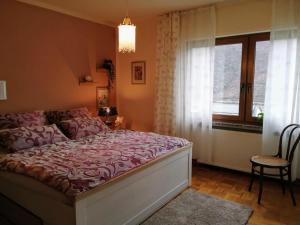 a bedroom with a bed and a window at Ferienwohnung Rheinzeit beim Toni mit Terrasse und Balkon mit Rheinblick in Boppard
