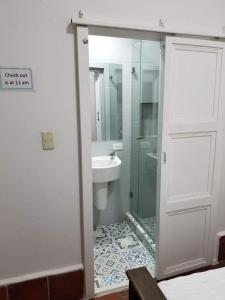Um banheiro em La Mansion Hostel