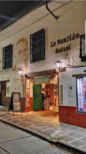 un edificio con un cartello di fronte di La Mansion Hostel a San Gil
