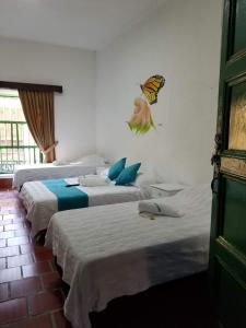 La Mansion Hostel tesisinde bir odada yatak veya yataklar