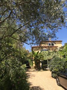 a house in the middle of a yard with trees at Ecrin de verdure avec accès piscine en plein Aix in Aix-en-Provence
