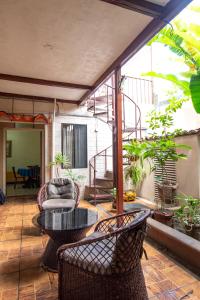 une terrasse avec une table, des chaises et un escalier. dans l'établissement Hotel Sura, à San José