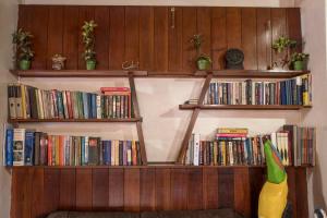a book shelf filled with lots of books at Casa Hotel Sura in San José +22 photos