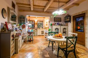 a kitchen with a table with fruits on it at Daiconi Boutique House in Miniş