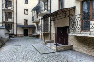 une cour vide d'un bâtiment avec un balcon dans l'établissement Apartamenty on Kryvonosa, à Lviv