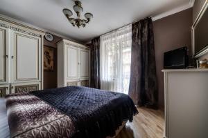 une chambre avec un lit et une grande fenêtre dans l'établissement Apartamenty on Kryvonosa, à Lviv