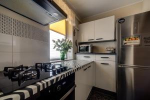 une cuisine avec une cuisinière et un réfrigérateur dans l'établissement Apartamenty on Kryvonosa, à Lviv