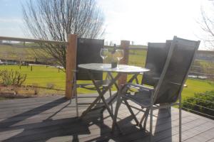 恩尼斯基林的住宿－Lough Erne Glamping Pod，天井上摆放着一张桌子和两把椅子