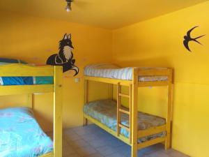 Двухъярусная кровать или двухъярусные кровати в номере Hostel Joy