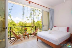 une chambre avec un lit et un balcon avec vue dans l'établissement Ocean Zen Suites on 5th Avenue - Adults Only, à Playa del Carmen