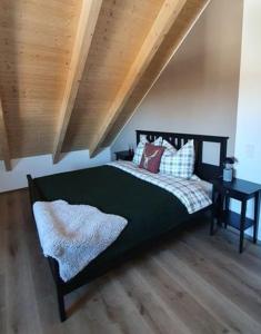 Un dormitorio con una cama grande con almohadas. en Ferienapartment bavarian living en Moosinning