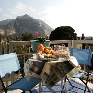 einen Tisch mit Obst und Bergblick in der Unterkunft Casa Rosamarina in Mondello