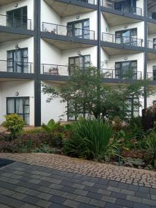 budynek z balkonami i roślinami przed nim w obiekcie Royal Stina Hotel-style with Swimming pool w mieście Johannesburg