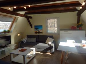 una sala de estar con un sofá y una mesa en Ferienwohnung Rheinblick Koblenz, en Coblenza