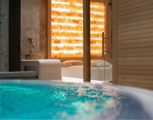 Basen w obiekcie J44 Lifestyle Hotel lub w pobliżu