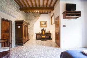 a bedroom with a desk and a piano in a room at Country House Villa La Farfalla in Pietralunga