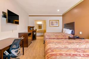 TV a/nebo společenská místnost v ubytování Big Lake Inn and Suites