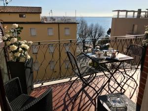 Galeriebild der Unterkunft APT ELENA FRONTE LAGO in Desenzano del Garda