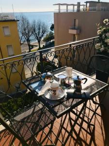 Galeriebild der Unterkunft APT ELENA FRONTE LAGO in Desenzano del Garda