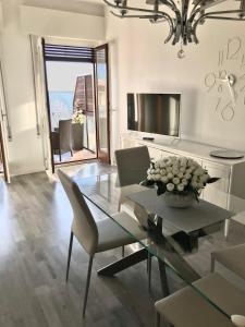 Galeriebild der Unterkunft APT ELENA FRONTE LAGO in Desenzano del Garda + 29 Fotos