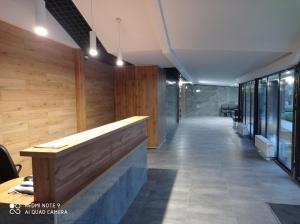 eine Lobby eines Gebäudes mit Holzwänden und einer Theke in der Unterkunft LUX apartment & центр,ЖК Театральний in Riwne