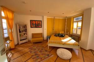 a bedroom with a bed and a chair in it at CASA UNA im Herzen von Bad Kreuznach in Bad Kreuznach