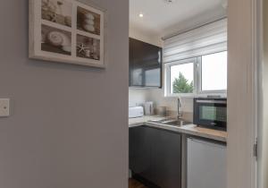 Ett kök eller pentry på Super cosy self-catering studio flat