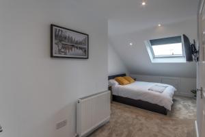 Кровать или кровати в номере Super cosy self-catering studio flat