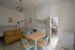 sala de estar con mesa y sofá en Ai Cappuccini Guest House, en Noicàttaro