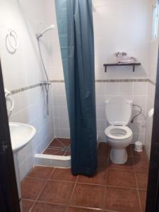 コニル・デ・ラ・フロンテーラにあるCasa Marisaのトイレと洗面台付きのバスルーム
