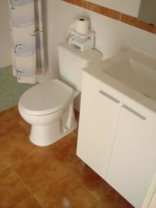 een badkamer met een wit toilet en een wastafel bij Family villa fantastic location in Lliria