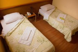 Postel nebo postele na pokoji v ubytování Hara Palace Hotel