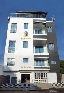 um edifício branco com um cartaz em HOTEL REAL DEL VALLE em Valledupar