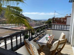 een patio met een tafel en stoelen op een balkon bij Harrys Apartment 2 by SunHousesCanarias in Puerto de Mogán