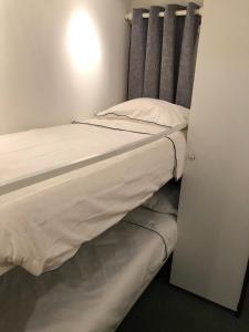 Postel nebo postele na pokoji v ubytování Cedar Cottage Veluwe