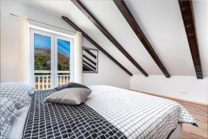 Un dormitorio con una cama y una ventana en Villa Pizzelli, en Dubrovnik 80 fotos más