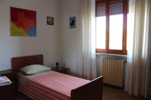 a small bedroom with a bed and a window at Casa Ivan in San Giorgio a Liri