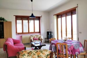 sala de estar con mesa y sofá en Casa Ivan en San Giorgio a Liri