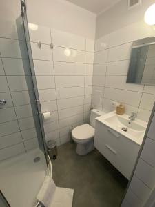 Bilik mandi di APARTAMENT OŚ. JASNE 19B +8 gambar