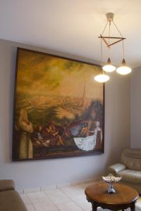 una pintura colgada en una pared en una sala de estar en 't Gillebroek en Borgloon