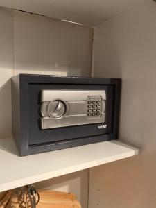 a microwave oven sitting on top of a shelf at Ferienwohnungen Nahrstedt in Waldeck