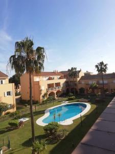 ein Bild eines Pools in einem Resort in der Unterkunft Apartamento Ailem in Novo Sancti Petri